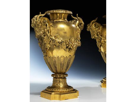 Paar grosse klassizistische Amphorenvasen in feuervergoldeter Bronze